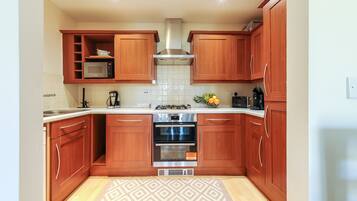 Luxury Apartment, Ensuite, River View (Hunters Wharf) | Private kitchen | Coffee/tea maker, full-sized fridge, microwave, oven