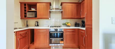 Luxury Apartment, Ensuite, River View (Hunters Wharf) | Private kitchen