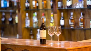 A bar counter with a bottle of Jacob's Creek Classic Shiraz Cabernet and two glasses. - Hotel Shobla Royale (Kullu)