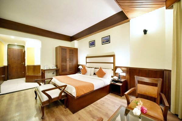 Habitación ejecutiva, 1 cama matrimonial, vista a la montaña | Insonorización, cunas, camas extra y ropa de cama 