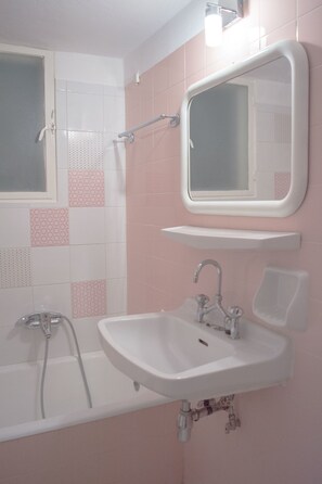 Apartment, 1 Schlafzimmer | Badezimmer | Dusche, kostenlose Toilettenartikel, Haartrockner, Bademäntel