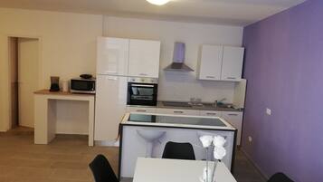 Camera Standard, vista vigneti | Cucina condivisa | Frigorifero, microonde, forno, piano cottura