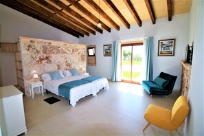 4 bedrooms, WiFi, bed sheets - They are Pieres Nou. modern rustic finca with volley ball court and 15m pool (Lluchmayor)
