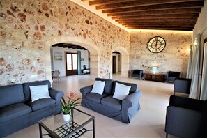 TV, table tennis - They are Pieres Nou. modern rustic finca with volley ball court and 15m pool (Lluchmayor)
