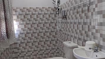 Ducha, artículos de tocador gratuitos, pantuflas, toallas
