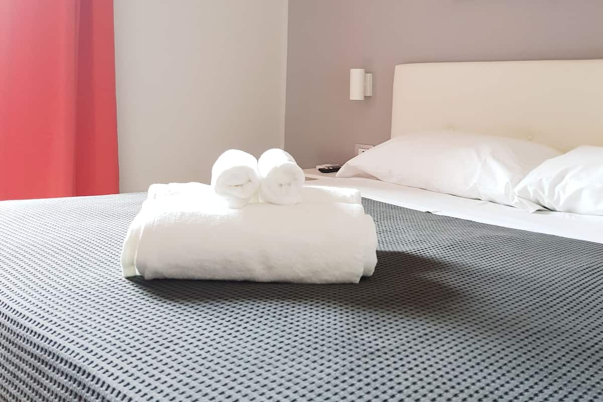 Habitación estándar, 1 cama Queen size (Corallo) | Escritorio, cortinas blackout, wifi gratis y ropa de cama