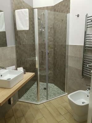 Shower, hair dryer, bidet, towels - Solfatara Suites (Pozzuoli)