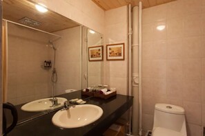 Shower, free toiletries, hair dryer, slippers - Banshan Greatwall Mountain View Resort (Huairou)