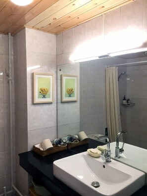 Suite | Pancuran Bilik Mandi