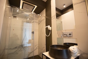 Luxe driepersoonskamer, Meerdere bedden, uitzicht op de stad (1) | Badkamer met douche
