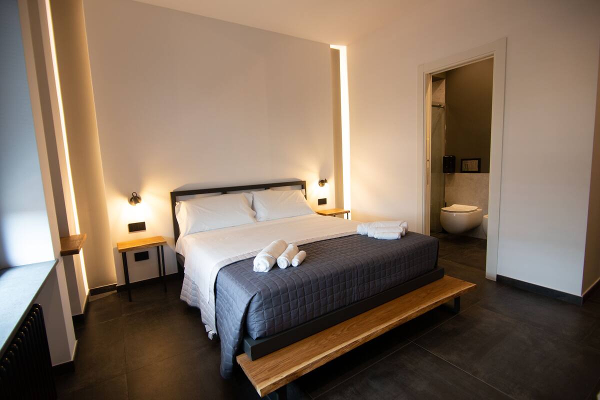 Designrum - 1 queensize-säng - utsikt mot staden (3) | Select Comfort-madrasser, minibar och värdeförvaringsskåp på rummet