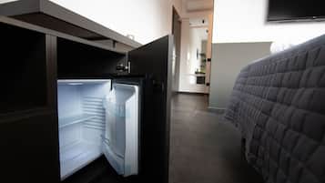 Habitación triple de lujo, varias camas, vista a la ciudad (1) | Minibar