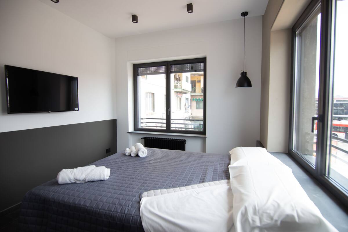 Lyxigt trippelrum - flera sängar - utsikt mot staden (1) | Select Comfort-madrasser, minibar och värdeförvaringsskåp på rummet