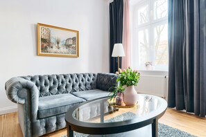 Deluxe-huoneisto, 1 makuuhuone, keittiö, jokinäköala | Olohuone | Älytelevisio, Netflix, suoratoistopalvelut
