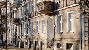 A row of historic buildings with large windows and balconies, featuring a classic architectural style. -  Apartament Nowe Miasto - Skwer Malarzy (Gorzow Wielkopolski)