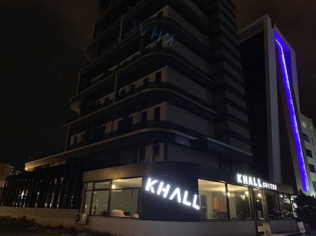 Fachada de la propiedad por la tarde o noche