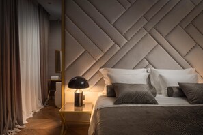Chambre Deluxe double | Literie de qualité, minibar, coffre-fort pour ordinateur portable