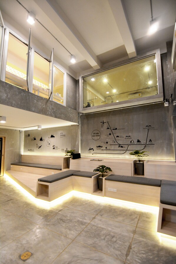 Lobby sitting area - Siam Eco Hostel (Bangkok)