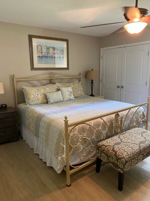 3 bedrooms, WiFi - Quaint Cottage - Two Blocks from the Bay (Port St Joe)