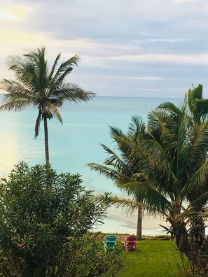 Plage à proximité, chaise longue, serviettes de plage