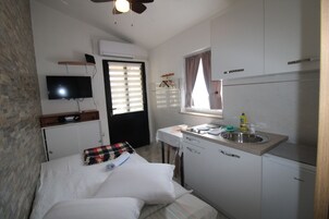 Basic Room | Soundproofing, iron/ironing board, free WiFi, bed sheets