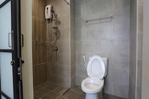 Dusch, gratis toalettartiklar, handdukar och tvål