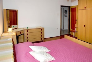 House | Iron/ironing board, free cots/infant beds, free WiFi, bed sheets