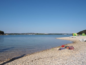 On the beach, sun loungers, beach umbrellas, 2 beach bars - Villa Nino (Liznjan)
