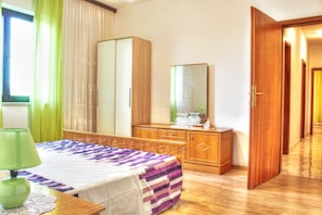 Iron/ironing board, bed sheets