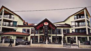 Front of property - Hotel Villa Palace (Borjomi)