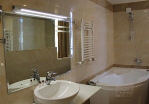 Standard-Zweibettzimmer, Bergblick | Badezimmer