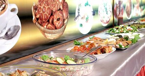 Un bufé con una variedad de platos, incluyendo ensaladas, carnes y pan.
