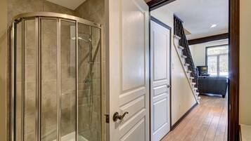 Ensemble douche/baignoire, baignoire Ă jets, sĂšche-cheveux