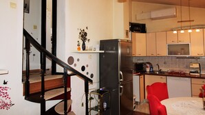 Leilighet – comfort, 3 soverom, balkong, bakgårdsutsikt | Oppholdsområde | Flatskjerm-TV