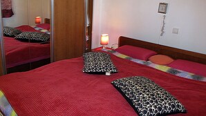 Leilighet – comfort, 3 soverom, balkong, bakgårdsutsikt | 3 soverom, strykejern/-brett, wi-fi (inkludert) og sengetøy