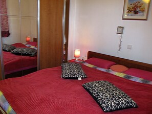 컴포트 아파트, 침실 3개, 발코니, 마당 전망 | 3 개의 침실, 다리미/다리미판, 무료 WiFi, 침대 시트