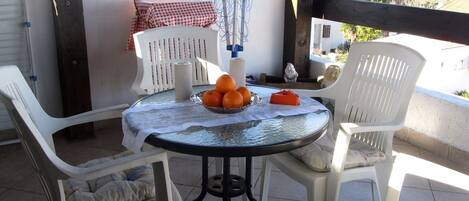 Comfort-Apartment, 3 Schlafzimmer, Balkon, Blick auf den Innenhof | Terrasse/Patio