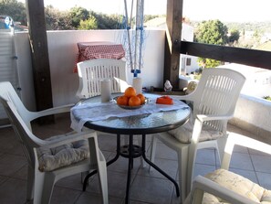 컴포트 아파트, 침실 3개, 발코니, 마당 전망 | 테라스/파티오