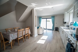 Frigorífico, microondas, horno y lavavajillas