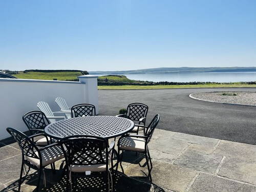 Beside the sea with spectacular ocean views! Minutes from Cliffs of Moher