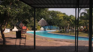 2 piscinas al aire libre, cabañas de piscina gratuitas, tumbonas