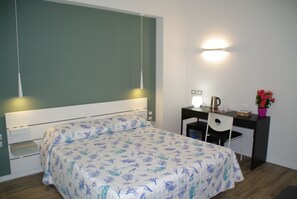 Minibar, caja de seguridad en la habitación y escritorio 