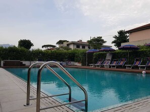 Outdoor pool, open 10:00 AM to 7:00 PM, sun loungers - Hotel Patrizia (Massa)