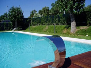 Außenpool, geöffnet von 10:00 Uhr bis 19:00 Uhr, Liegestühle