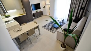 A modern apartment with a kitchen, dining area, and living room. - Apartment Andrea L (Medulin)