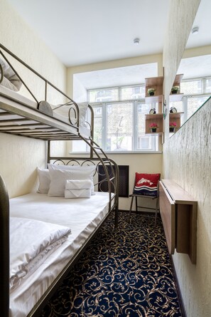 Quarto duplo standard | 1 quarto, escrivaninha, Wi-Fi de cortesia, roupa de cama