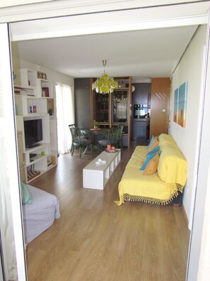 Apartamento, 2 quartos | Área de estar | TV de tela plana