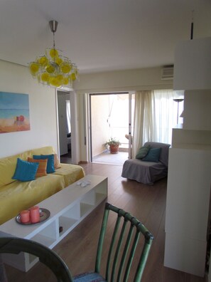 Appartement, 2 slaapkamers | Woonruimte | Flatscreentelevisie