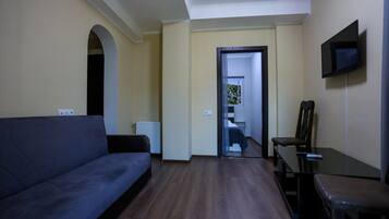 Family Room | Soundproofing, free WiFi