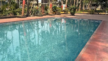 Hồ bơi ngoài trời